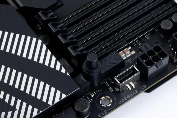 确定插槽兼容性,确保您的主板支持PCIe 8x插槽,并确认您打算插入的PCIe卡也符合8x规格 确定插槽兼容性,确保您的主板支持PCIe 8x插槽,并确认您打算插入的PCIe卡也符合8x规格