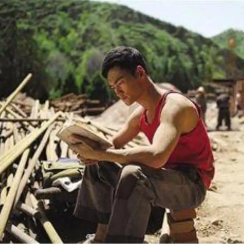 卖火柴的小男孩是一本关于爱与希望、奋斗与梦想的小说。以下是该小说的部分内容，供您阅读