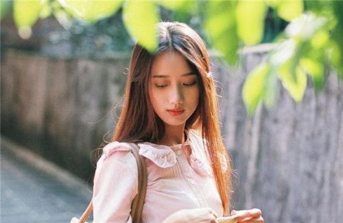 白浅抬头，只见墨渊站在她面前，目光温柔如水。她的眼泪瞬间滑落，冲上前去紧紧抱住墨渊