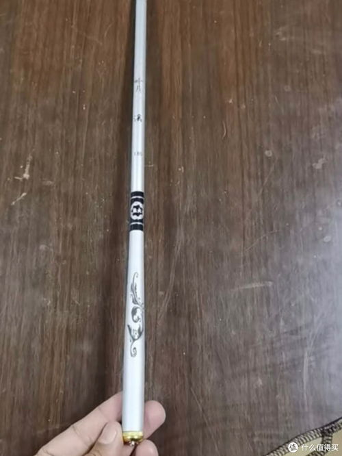 选择合适的装备，选择适当长度和硬度的鱼竿、合适的鱼线、适当的鱼钩以及浮漂