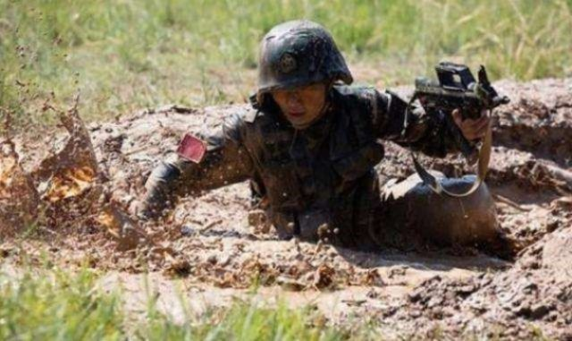 特种兵的生活非常艰苦,主要体现在以下几个方面 特种兵的生活非常艰苦,主要体现在以下几个方面