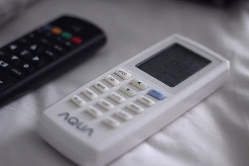 控制室温，保持适宜的环境温度，如使用空调或风扇，并设置合适的温度，以缓解身体的燥热感
