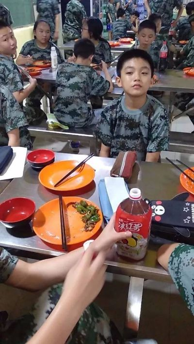 如果把班长拉去没人的地方吃饭,应该采取尊重、友好和开放的态度来与他们交流,同时遵守以下建议 如果把班长拉去没人的地方吃饭,应该采取尊重、友好和开放的态度来与他们交流,同时遵守以下建议